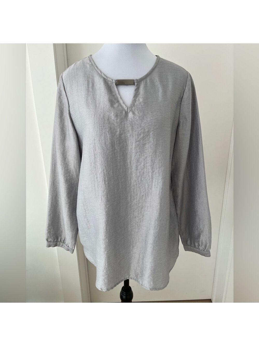 CHICO'S Pullover Grey Sheen Blouse Balloon Sleeve Round Neck Silver Closure Chic